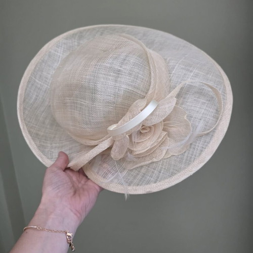 Gallery Lafayette hat 100% Sinamay new, beige, size 57