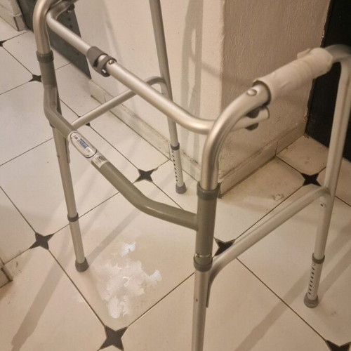 Mobiak Pi Aid and Crutches like new