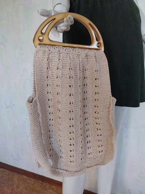 Woven market bag like new with plastic handles beige