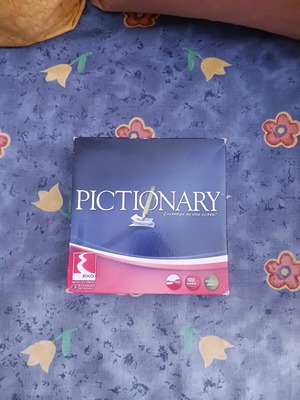 Pictionary board game like new