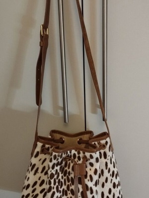 Coccinelle bucket τσάντα like new, από ponyskin και καφέ σουέντ με χρυσές λεπτομέρειες