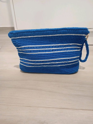 Καλοκαιρινό clutch χειρός καινούργιο, πλεκτό μπλε ρουά-λευκό