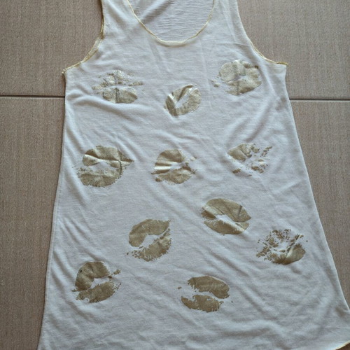 White sleeveless T-shirt with gold kisses design