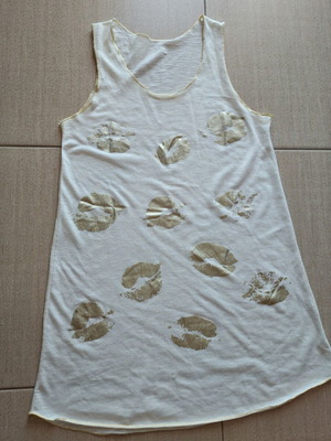 White sleeveless T-shirt with gold kisses design