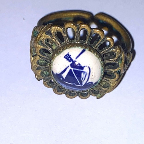 Vintage adjustable brass ring with porcelain/enamel from Netherlands used