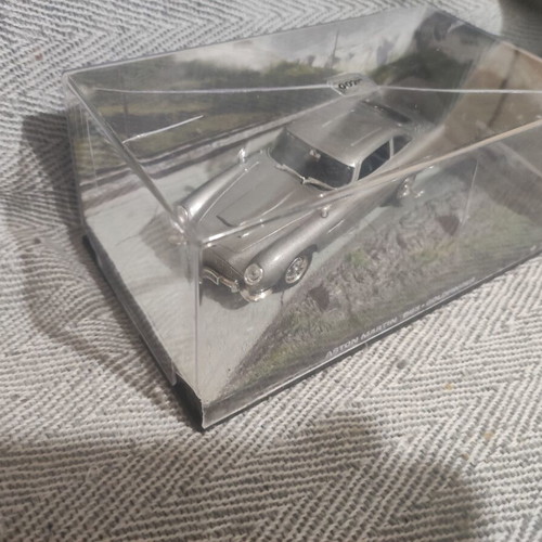 Aston Martin Goldfinger metal miniature 1:43, like new