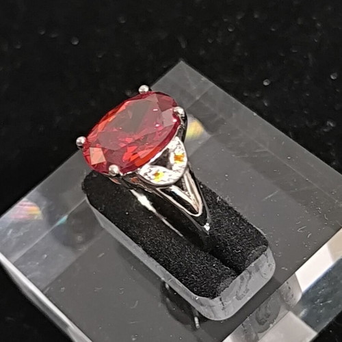 Ring with Large Red Crystal new, elegant fashion jewelry