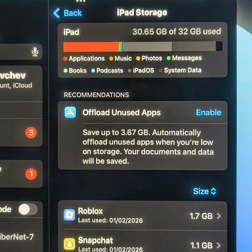 Apple iPad 7th Gen 32GB Wi-Fi with case and stylus
