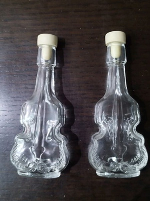 Set of 2 decorative violin bottles like new