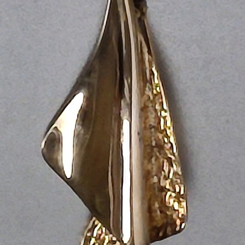 Decorative pin like new, gold color