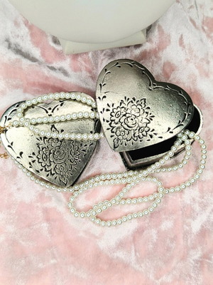 Set of 2 metal heart-shaped jewelry boxes with velvet lining like new