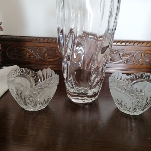 Vase with 2 crystal chocolate dishes like new, patterned