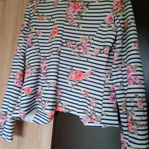 Women's blazer new, size large with slim fit for s-m