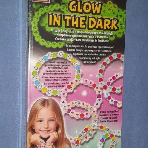 Glow in the dark bracelet kit new, 9 pieces with glowing beads