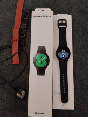 Samsung Galaxy Watch 4 smartwatch like new with charger and straps
