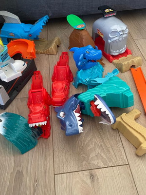 Hot Wheels City & Monster Trucks πακέτο μεταχειρισμένο με πίστες με καρχαρίες