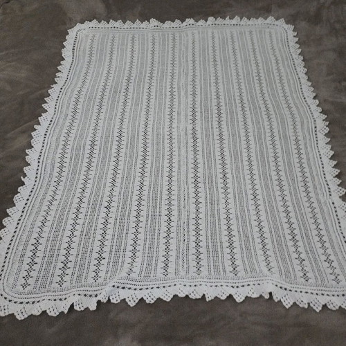 Knitted tablecloth like new 127x104 cm