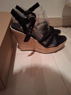 Ugg Australia platform sandals size 38 like new, black