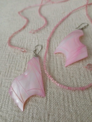 Open choker necklace and earrings set from shell, new, pink