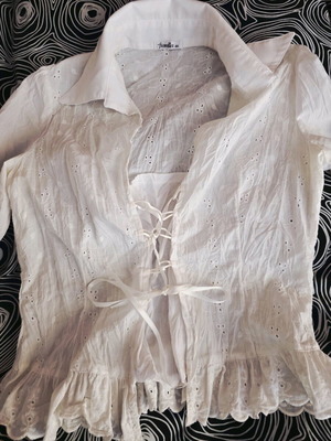 Fiorella white embroidered top like new