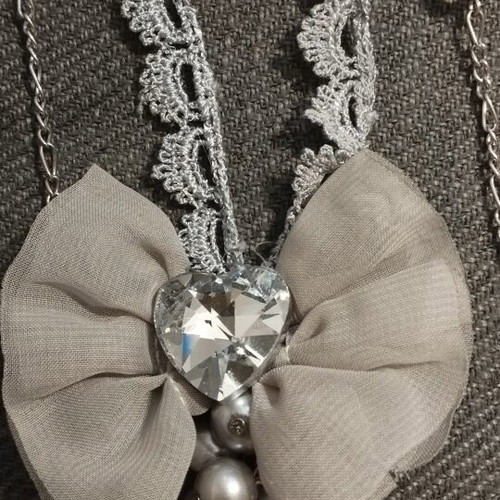 Long women's necklace with bow, lace and pearls, like new, gray-silver