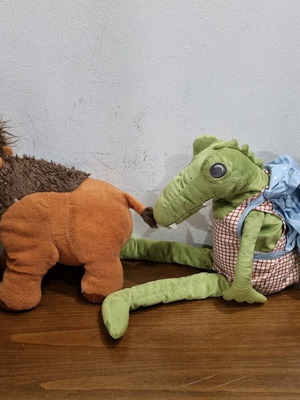 Plush dolls like new