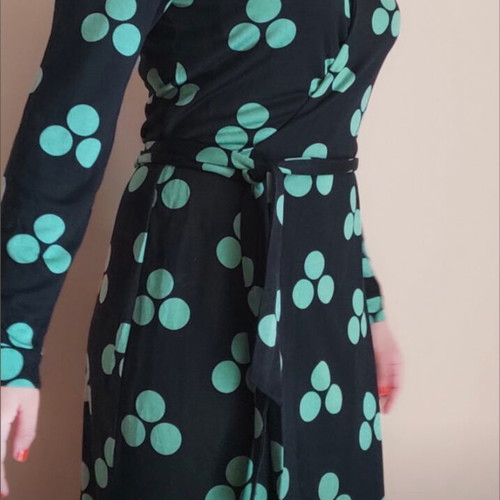 Diane Von Furstenberg wrap dress silk like new, black with green circles