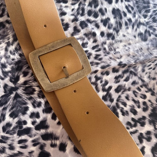 Toi&Moi leather women's belt with wide strap and large vintage metal buckle, like new