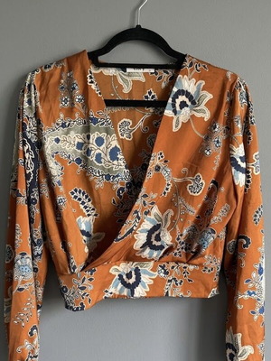 Envy Floral Top medium satin fabric like new, orange