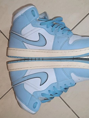 Jordan 1 Mid Size 43 SE Ice Blue like new