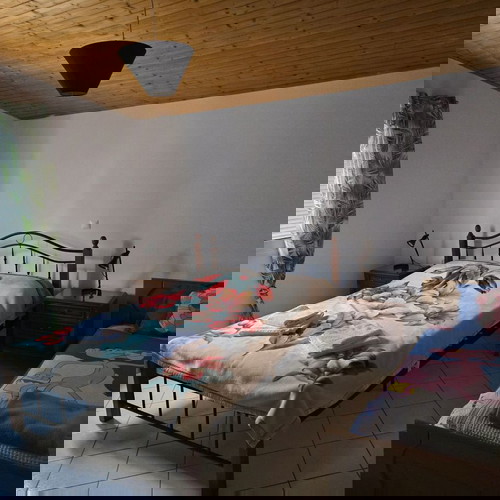 Επιπλωμένο διαμέρισμα 2ου ορόφου σε μονοκατοικία 100τμ στην Αρτέμιδα με θέα θάλασσα