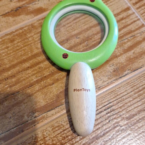 Wooden children's magnifying glass like new, leaf design