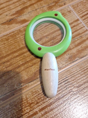 Wooden children's magnifying glass like new, leaf design