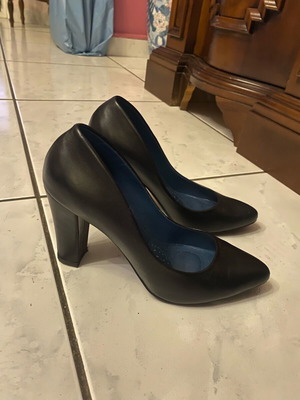 Leather anatomical pumps used, size 38, black and blue