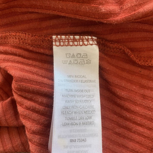 Ribbed T-shirt brick color used, size Medium