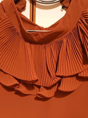 Women's blouse with ruffles at neck new, brown