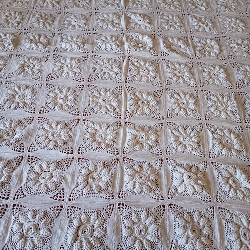 Handmade knitted blanket with embossed floral motifs, like new, 165x210 cm