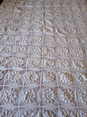 Handmade knitted blanket with embossed floral motifs, like new, 165x210 cm