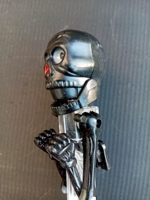 Skeleton Boxing Pen like new