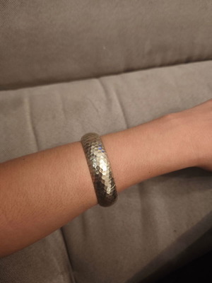 Bracelet thick embossed gold-colored