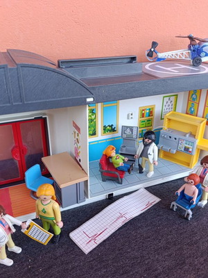 Playmobil 5422 Take Along Medical Clinic 2011 used with figures and missing parts