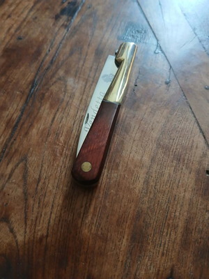 Vendetta knife like new with wooden and brass handle