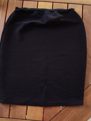 Elastic ribbed black skirt one size without wear