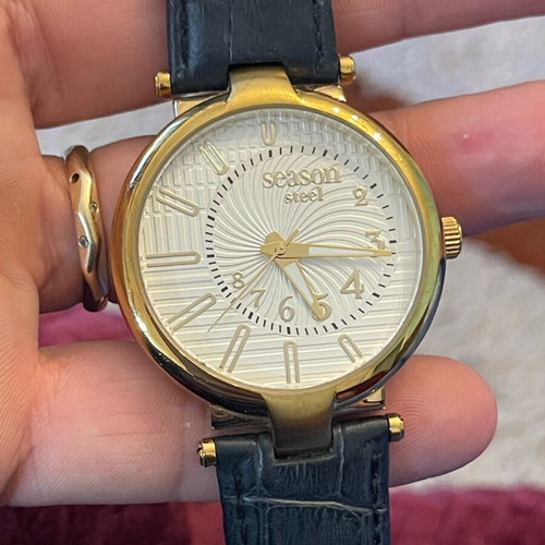 Women's watch with leather strap like new