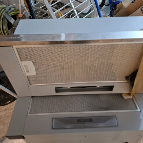 Crown extractor hood used with metal filters
