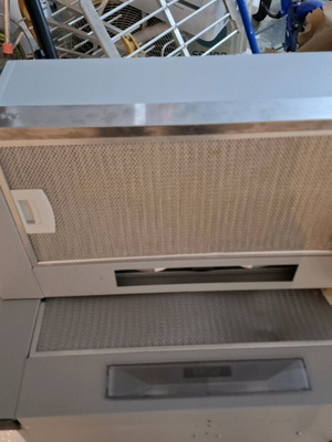 Crown extractor hood used with metal filters
