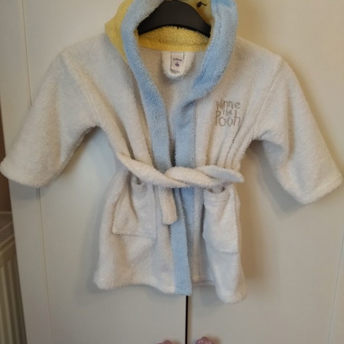 Disney bathrobe for child 2-3 years like new with embroidered Winnie the Pooh design