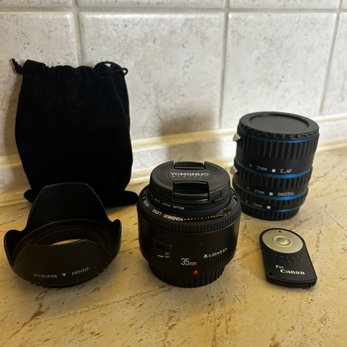 Canon EOS Yongnuo 35mm f2 1:2 AF/MF lens like new with gifts