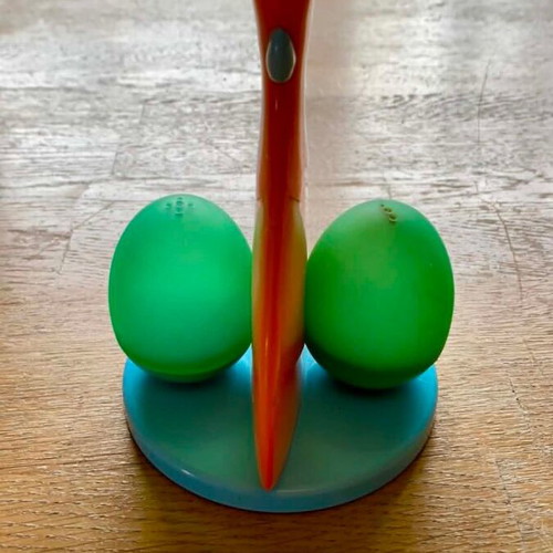 Antevanilla salt and pepper set with magnetic base like new, chicken design