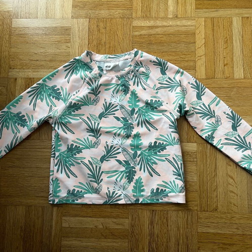 H&M beach shirt used for 2-4 years old (98-104 cm)